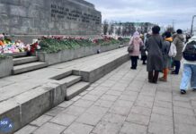 Жители Екатеринбурга несут цветы к мемориалу жертвам теракта в «Крокусе»