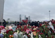 Мемориал у «Крокуса» погибшим при теракте увеличивают из-за большого количества цветов