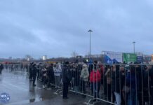 Очередь возле «Крокуса» из очевидцев и родных пострадавших при теракте