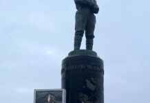 Неравнодушные жители Нижнего Новгорода до позднего вечера продолжали нести цветы к мемориалу погибшим при теракте в «Крокусе»