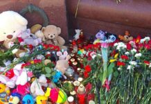 Люди продолжают нести цветы к стихийным мемориалам жертвам трагедии в «Крокус Сити Холле»