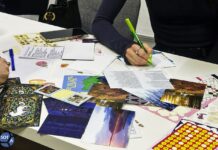 В московском коворкинге «Открытое пространство» прошел вечер подписания открыток политическим заключенным — именинникам апреля