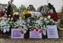 Новые плакаты, венки, фотографии на могиле Алексея Навального