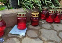 На могилу Навального несут цветы с записками от имени нашей корреспондентки — Тони Фаворской