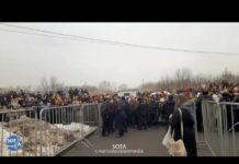 Тысячи людей почтили память Алексея Навального в Москве