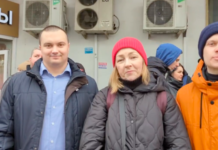 «То, что здесь происходит, в очередной раз должно доказать всем людям, которые не понимают значимость для страны добрых, совестливых, честных людей, как нужно на руках их носить и делать все для того, чтобы эти люди принесли нас в счастливую Россию будущего», — люди, которые прилетели из других городов, чтобы проститься с Алексеем Навальным