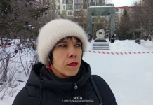 «Способ совладать с ужасным горем»: в Новосибирске люди продолжают приходить с цветами к памятнику жертв политических репрессий, который после смерти Алексея Навального стал мемориалом политику