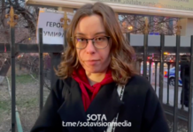 Мемориал Алексею Навальному у посольства РФ в Армении восстанавливают российские релоканты