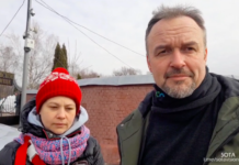 «Приходим сюда как на выборы», «Пришла почтить память нашего великого соотечественника» — люди у могилы Алексея Навального рассказали, почему и сейчас приходят туда с цветами