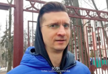 Мужчина у избирательного участка о выборах в полдень и электронном голосовании