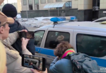 «Приходите все на 40 дней Алексею! Положите цветы за меня» — журналистка Антонина Фаворская на выходе из Мосгорсуда