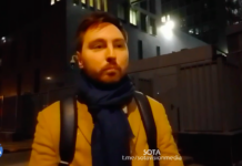 «Тоня — последний человек, которого нужно было везти в СК. Она никогда не нарушала закон», — зампред «Яблока» Кирилл Гончаров приехал к зданию СК чтобы поддержать Антонину Фаворскую