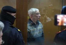 Здоровье Олега Орлова в СИЗО ухудшается, сообщили в «Мемориале»