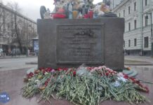 В Москве люди продолжают нести цветы в память о погибших в результате теракта в «Крокусе»