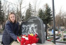 Власти Ростова-на-Дону приказали перенести цветы с мемориала погибшим в «Крокусе» на могилы участников войны в Украине