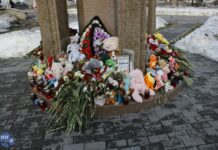 Пермский мемориал жертвам теракта в «Крокусе» полон цветов