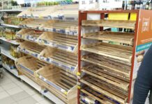 Жители Орска жалуются, что в магазинах не хватает воды и хлеба