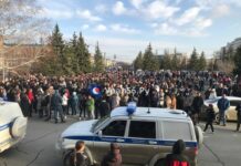 В Орске люди собрались на стихийный митинг у здания администрации