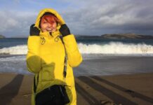 На вологодскую журналистку написали донос за фото в желтой куртке на фоне голубого неба