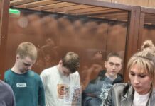 Трем московским студентам, обвиняемым в попытке диверсии на военной части, продлили содержание под стражей до 11 июля, передает наш корреспондент из зала суда