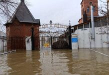 Четвертый день наводнения в Орске. В зоне затопления в городе уже оказались 12 817 жилых домов и 14 969 приусадебных участков — и воды становится только больше