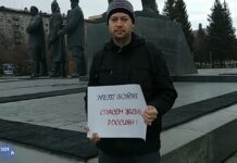 «И так все понятно»: новосибирского активиста Илью Цыпко обвиняют в «дискредитации армии» за одиночный пикет