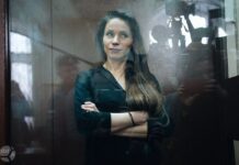 Журналистка Антонина Фаворская написала заявление на сотрудников, которые ее задерживали. В СИЗО отказались его регистрировать. Мы подали заявление за нее