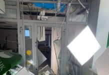 В Омске грабитель в камуфляже взорвал помещение «Сбера», расположенное на первом этаже многоэтажного дома