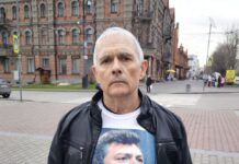 «Даже мертвых преследуют»: хабаровский активист Зигмунд Худяков снова вышел в пикет. В этот раз — против вчерашнего внесения «Фонда Бориса Немцова за свободу» в список «нежелательных» организаций