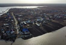 Затопленный поселок Пахомова и садоводства вокруг с высоты птичьего полета. За последние два дня уровень воды в реке Ишим вырос более чем на три метра, уже достигнув отметки в 1145 см