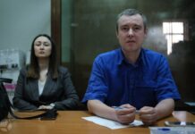 5,5 лет колонии запросили москвичу Юрию Коховцу за распространение «фейков» об армии в уличном опросе, передает наш корреспондент из зала суда