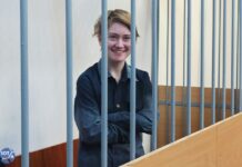 «Я лишь одна из многих. Рано или поздно молчание будет разбито»: 18-летнюю петербурженку Дарью Козыреву, обвиняемую в «повторной дискредитации армии» за плакат на памятнике Шевченко, оставили под стражей до 25 мая