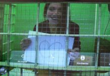 Антонина Фаворская улыбается, слушая решение суда