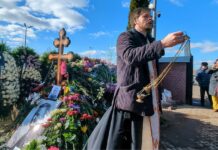 Священника, проводившего панихиду на могиле Алексея Навального, запретили в служении