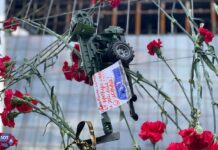 Обстановка возле «Крокуса» сейчас. На 40-й день после теракта люди несут цветы, свечи и игрушки в память о жертвах трагедии