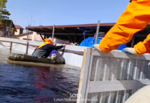 Спасатели в Оренбурге помогают мужчине с собакой выбраться с затопленного участка — Видео