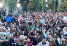 Протесты из-за закона об «иноагентах» у здания Парламента Грузии