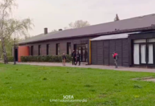 Обстановка возле музея современного искусства «Гараж» сейчас. Сотрудники музея выходят на улицу только в сопровождении силовиков в черных масках