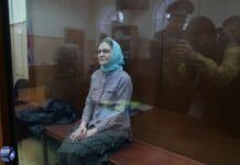 Журналистку Надежду Кеворкову доставили в Басманный суд. Ее обвиняют в оправдании терроризма из-за поста про «Талибан»