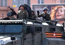 Парад победы в Москве. Георгиевские ленты, знамя Красной армии и горожане, одетые в форму