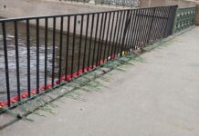 Петербуржцы возлагают цветы на место трагедии у реки Мойки