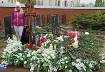 На Борисовском кладбище люди продолжают возлагать цветы в память об Алексее Навальном. Многие приезжают из разных городов России и даже из-за границы, чтобы почтить память политика