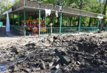 В «ЛНР» в городе Стаханове ВСУ обстреляли принадлежащий мэру парк. Местные жители жалуются на то, что парк восстанавливают быстрее, чем всю остальную пострадавшую инфраструктуру