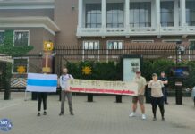 Напротив китайского посольства в Варшаве прошла антивоенная акция российских эмигрантов