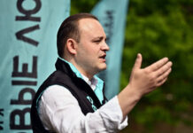 Вице-спикер Госдумы Владислав Даванков предложил разрешить показывать полиции документы с Госуслуг вместо бумажного паспорта