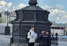 У храма Христа Спасителя в Москве задержали пикетчика с плакатом «Нет войне»