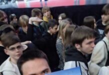 Активист ЛПР попытался сфотографироваться с Мизулиной, держа в руках открытку с картиной «Апофеоз войны». Его задержали