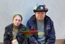 В Евпатории силовики ворвались в окно и задержали супругов, которые пели дома украинские песни и кричали «Слава Украине!»