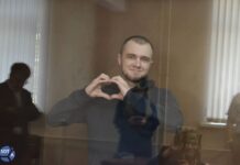 Связь поколений: Ибрагим Оруджев и его мама показывают сердечки корреспонденту SOTAvision