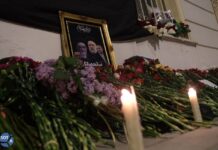 Обстановка возле посольства Ирана в Москве. Люди несут цветы, записки и свечи в память о погибшем президенте Эбрахиме Раиси